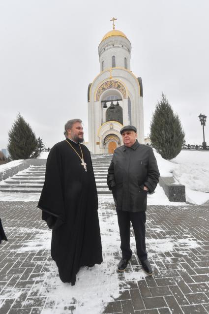 Москва. Настоятель храма Георгия Победоносца на Поклонной горе протоиерей Серафим Владимирович Недосекин и депутат Государственной Думы, советник Патриарха по строительству и советник мэра Москвы Владимир Ресин (справа).