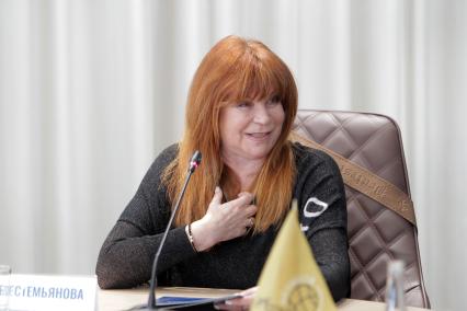 Москва. Фигуристка Наталья Бестемьянова во время Круглого стола `Спорт и устойчивое развитие` в редакции `Комсомольская правда`.