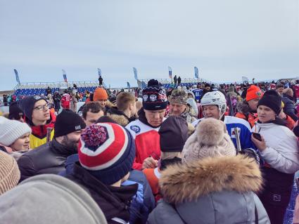 Иркутская область. Большое Голоустное. Депутат Государственной Думы Федерального собрания Российской Федерации, посол доброй воли Программы ООН по окружающей среде (ЮНЕП), хоккеист, двукратный олимпийский чемпион Вячеслав Фетисов (в центре) на звездном хоккейном матче на льду озера Байкал.