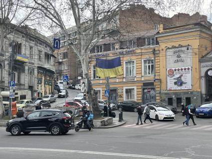 Грузия. г.Тбилиси. Флаги Украины на фасадах зданий.