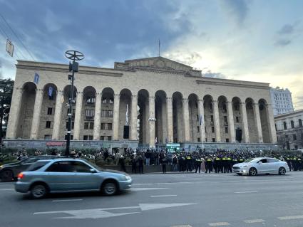 Грузия. г.Тбилиси. Участники акции протеста против законопроекта об иноагентах у здания парламента Грузии.