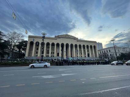 Грузия. г.Тбилиси. Участники акции протеста против законопроекта об иноагентах у здания парламента Грузии.