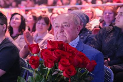 Санкт-Петербург.   Тренер Алексей Мишин перед началом шоу `Ледниковый период. Снова вместе`в постановке режиссера Ильи Авербуха на ледовой арене СК `Юбилейный`.