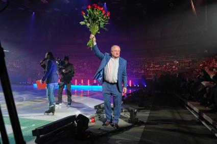 Санкт-Петербург.   Тренер Алексей Мишин перед началом шоу `Ледниковый период. Снова вместе`в постановке режиссера Ильи Авербуха на ледовой арене СК `Юбилейный`.