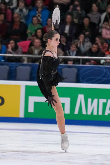 Санкт-Петербург. Фигуристка Камила Валиева выступает с произвольной программой в женском одиночном катании в финале Кубка России `Гран-при России` по фигурному катанию.