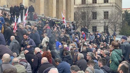 Грузия. г.Тбилиси. Акции протеста. Сторонники партии `Консервативное движение` во время молебна под открытым небом в защиту Грузии у здания парламента.