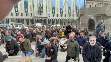 Грузия. г.Тбилиси. Акции протеста. Сторонники партии `Консервативное движение` во время молебна под открытым небом в защиту Грузии у здания парламента.