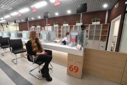 Москва. Посетительница во время открытия флагманского комплекса госуслуг `Мои документы`в Западном округе Москвы.