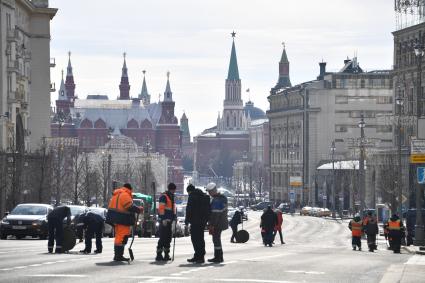 Москва.  Сотрудники коммунальных служб на Тверской улице.