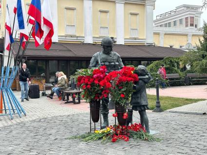 Симферополь. Возложение цветов к памятнику Вежливым людям по случаю девятой годовщины воссоединения Крыма с Россией.