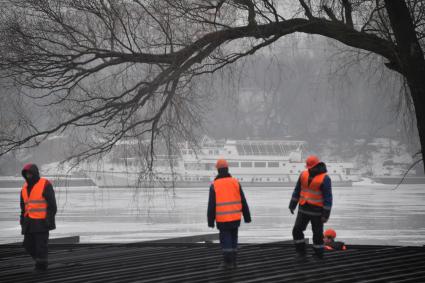 Москва. Строительство  бассейна  и парка развлечений на открытом воздухе  в Нагатинской пойме.