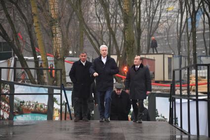 Москва. Мэр  Москвы Сергей Собянин  посетил строительную площадку в Нагатинской пойме, где ведется строительство  бассейна  и парка развлечений на открытом воздухе.