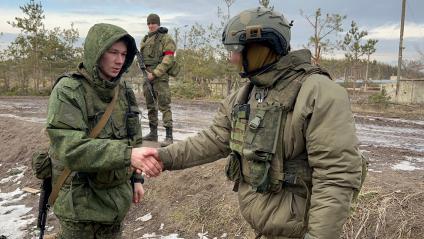 Луганская область. Бизнесмен, командир артиллерийского `Дивизиона Грозного` Юрий (справа) со своими бойцами на Сватовском направлении.