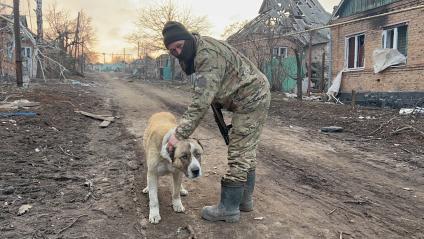 Донецкая область. г.Бахмут (Артемовск). Боец ЧВК `Вагнер` на дороге в восточной части города, полностью контролируемой российскими войсками.