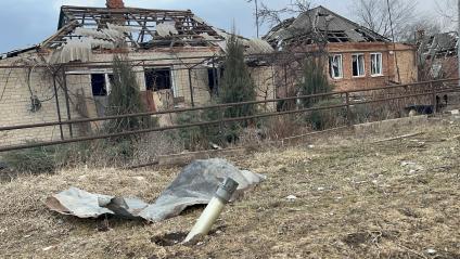 Донецкая область. г.Бахмут (Артемовск). Неразорвавшийся боеприпас в земле рядом с частными домами в восточной части города, полностью контролируемой российскими войсками.