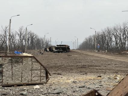 Донецкая область. г.Бахмут (Артемовск). Подбитая военная техника на дороге в восточной части города, полностью контролируемой российскими войсками.