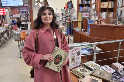 Москва. Автор книги `Романтика дачи` и мастер винтажного дизайна и рукоделия Дарья Левина перед началом презентации своей книги в Библио-Глобусе.
