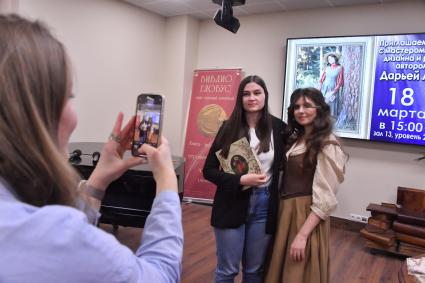 Москва. Автор книги `Романтика дачи` и мастер винтажного дизайна и рукоделия Дарья Левина во время презентации своей книги в Библио-Глобусе.