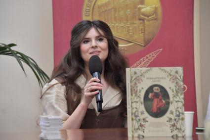 Москва. Автор книги `Романтика дачи` и мастер винтажного дизайна и рукоделия Дарья Левина во время презентации своей книги в Библио-Глобусе.