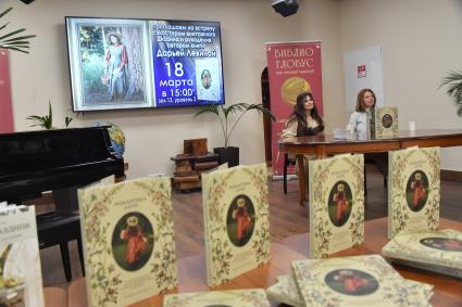 Москва. Автор книги `Романтика дачи` и мастер винтажного дизайна и рукоделия Дарья Левина (слева) во время презентации своей книги в Библио-Глобусе.