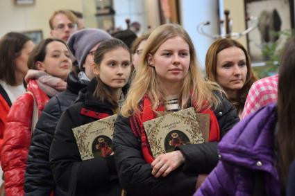 Москва. Читатели  на презентации  книги Дарьи Левиной `Романтика дачи` в Библио-Глобусе.