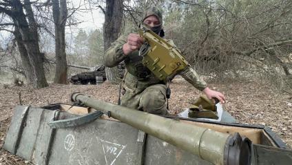 Луганская область. Боец подразделения противовоздушной обороны 3-й мотострелковой дивизии показывает переносной зенитный ракетный комплекс (пзрк)`Игла`под Сватово.