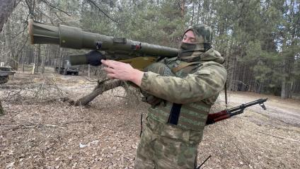 Луганская область. Боец подразделения противовоздушной обороны 3-й мотострелковой дивизии показывает переносной зенитный ракетный комплекс (пзрк)`Игла`под Сватово.