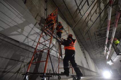 Москва. Рабочие на строительной площадке станции метро`Аэропорт Внуково` Солнцевской линии метро.