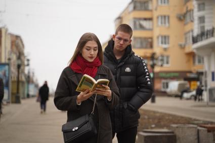 Самара. Юноша и девушка читают книгу Ги де Мопассана на улице.