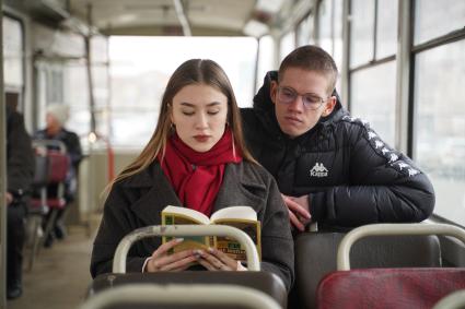 Самара. Юноша и девушка читают книгу Ги де Мопассана в автобусе.