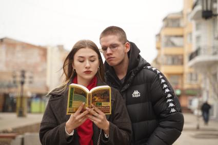 Самара. Юноша и девушка читают книгу Ги де Мопассана на улице.