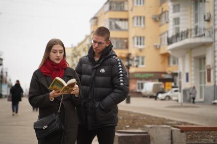 Самара. Юноша и девушка читают книгу Ги де Мопассана на улице.