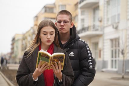 Самара. Юноша и девушка читают книгу Ги де Мопассана на улице.