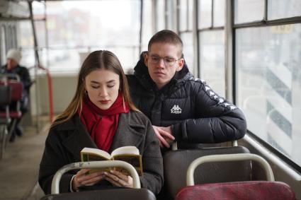 Самара. Юноша и девушка читают книгу Ги де Мопассана в автобусе.