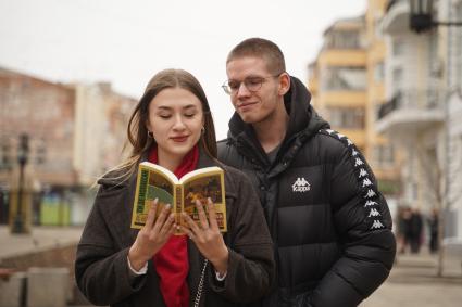 Самара. Юноша и девушка читают книгу Ги де Мопассана на улице.