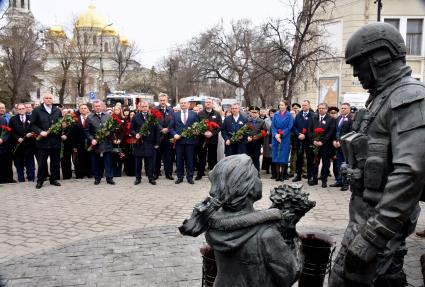 Республика Крым. Симферополь. Глава Республики Крым Сергей Аксёновв во время возложения цветов к памятнику `Ввежливые люди ` в честь годовщины воссоединения Крыма с Россией.