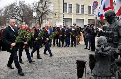 Республика Крым. Симферополь.  Глава Республики Крым Сергей Аксёновв  (слева) во время возложения цветов  к памятнику `Вежливые люди ` в честь годовщины воссоединения Крыма с Россией.