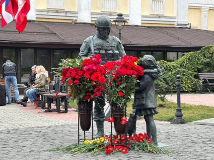 Республика Крым. Симферополь Памятник  Вежливым людя у здания Ялтинского городского совета .