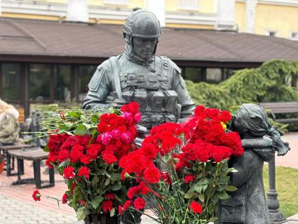 Республика Крым. Симферополь Памятник  Вежливым людя у здания Ялтинского городского совета .