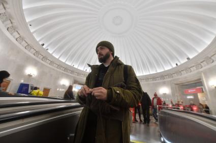 Москва. Инженер и айтишник Андрей Курочкин вяжет спицами одежду в метро по пути на работу.