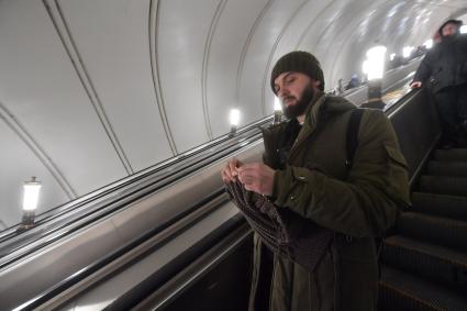 Москва. Инженер и айтишник Андрей Курочкин вяжет спицами одежду в метро по пути на работу.