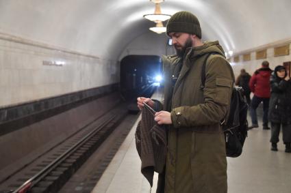 Москва. Инженер и айтишник Андрей Курочкин вяжет спицами одежду в метро по пути на работу.