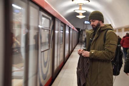 Москва. Инженер и айтишник Андрей Курочкин вяжет спицами одежду в метро по пути на работу.