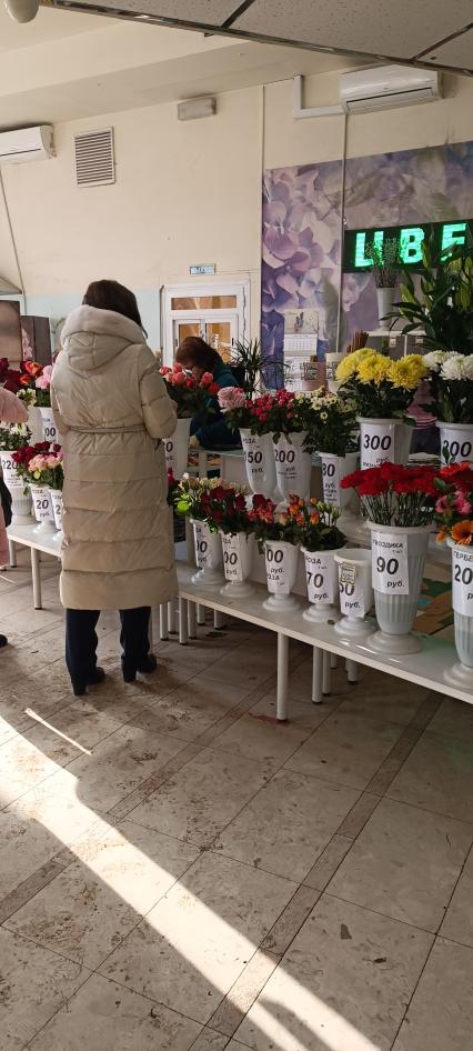 Москва. Цветочный магазин на Таганской улице, куда вечером 17 февраля Андрей Сафронов и Алексей Горюнков, у одного из которых был травматический пистолет, зашли и удерживали там женщину-продавца.