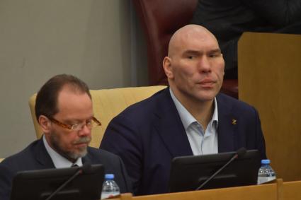 Москва. Первый заместитель председателя комитета по культуре Государственной Думы РФ Александр Шолохов (слева) и первый заместитель председателя комитета Государственной Думы РФ по туризму и развитию туристической инфраструктуры Николай Валуев во время выступления председателя правительства РФ Михаила Мишустина с ежегодным отчетом правительства РФ в Государственной Думе РФ.