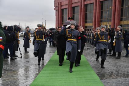 Московская область. г.Мытищи. Вынос гроба с телом экс-председателя Центризбиркома Владимира Чурова после церемонии прощания в траурном зале Федерального военного мемориального кладбища.