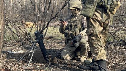 Луганская область. Работа российских разведчиков одного из подразделений группировки `Отважные`, которые координируют беспилотники и артиллерию всего в 700 метрах от позиций противника в районе Кременной.