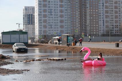 Красноярск. Девушка устроила фотосессию в купальнике с надувным фламинго в луже на одной из улиц города.