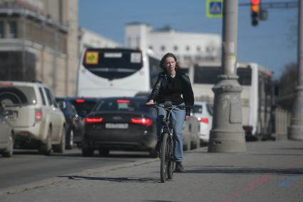 Екатеринбург. Девушка на велосипеде на одной из улиц города