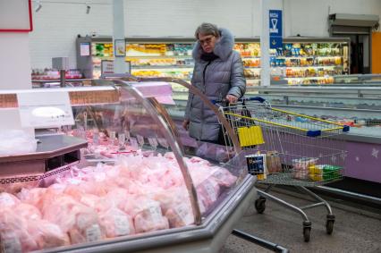 Санкт-Петербург. Женщина с продуктовой тележкой в супермаркете.